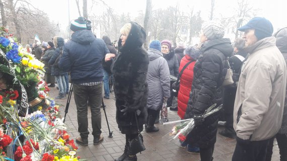 Люди идут на ул Институтскую, чтобы почтить подвиг героев Майдана