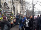 У Києві до меморіалу Героїв Небесної Сотні, люди несуть квіти