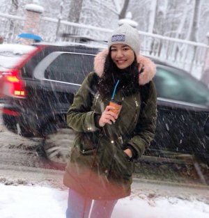 18-летняя Мукаддас Насирлаева прыгнула с моста Патона в Киеве. К такому поступку ее могли подтолкнуть проблемы в университете. Прокуратура расследует дело как доведение до самоубийства