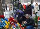 Киевляне несут цветы к мемориалу героев Небесной сотни