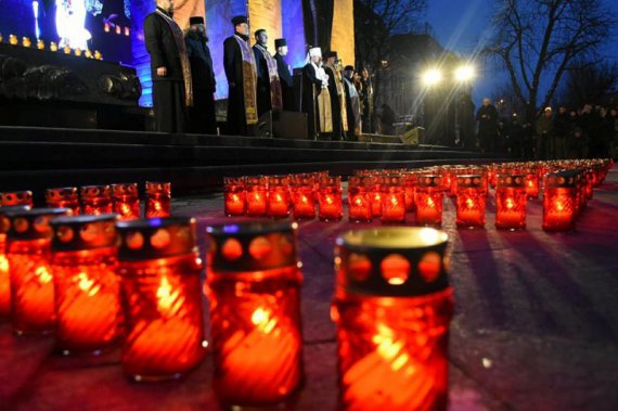 Во Львове почтили память Героев Небесной Сотни акцией «Свеча памяти». 