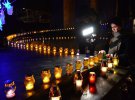 На честь загиблих учасників Революції Гідності в центрі міста запалили сотні свічок та лампадок.