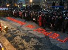 В честь погибших участников Революции Достоинства в центре города зажгли сотни свечей и лампадок.