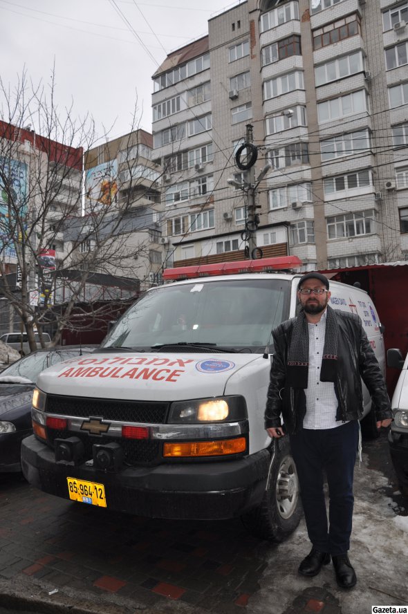 Хайм Хазін показує "швидку", яку отримали хасиди з Ізраїлю для свого медичного центру. Група місцевих вірян пройшла навчання і мають офіційні сертифікати парамедиків. Також організовують медцентр для дітей