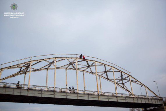 В Днепре женщина взобралась на арку моста, чтобы совершить самоубийство: патрульный полчаса ее уговаривал спуститься