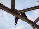 В Днепре женщина взобралась на арку моста, чтобы совершить самоубийство: патрульный полчаса ее уговаривал спуститься