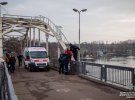 В Днепре женщина взобралась на арку моста, чтобы совершить самоубийство: патрульный полчаса ее уговаривал спуститься