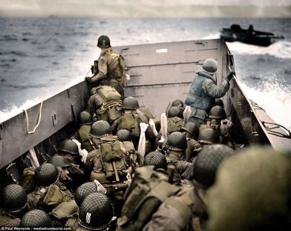 6 червня 1944 р. Американські десантники готуються до висадки в Омах-Біч у Нормандії, Франції
