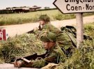 Ланс-капралалс А. Бертон и Л. Барнет из 6-й воздушно-десантной дивизии охраняют дорожный узел у Ранвилла в Нормандии