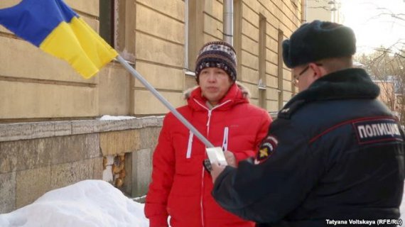 Активисты передали генконсулу Украины синие и желтые цветы и открытку.