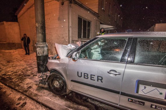 В ніч на четвер, 22 лютого, на Гаванському мосту у Києві відбулася ДТП за участю автомобіля Uber.