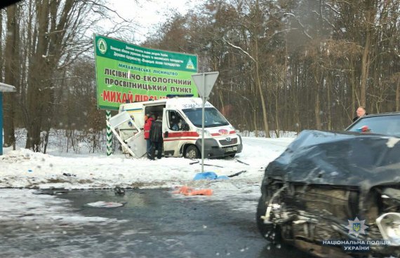 Поблизу Вінниці через ожеледицю зіткнулось 4 машини за участю "швидкої", 8 потерпілих