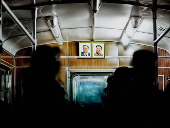 Портрети лідерів КНДР в метро