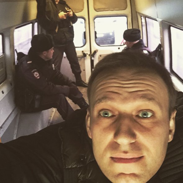 Навальный выложил фото из автозака