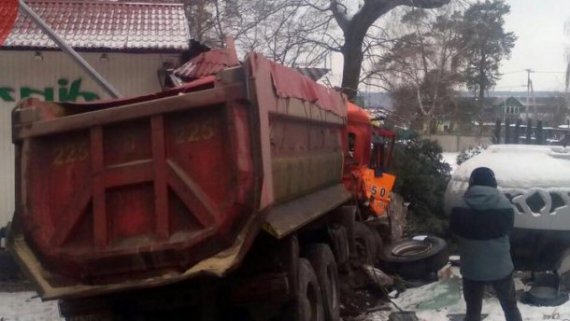 Водитель грузовика MAN разгромил ресторан под Киевом