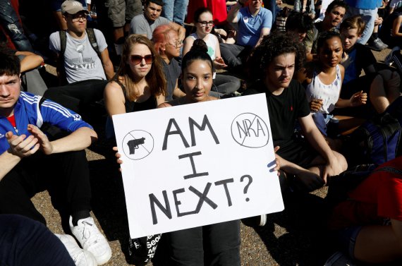 Тисячі студентів у всіх США вийшли на протести проти "збройних" законів