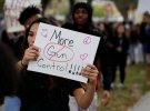 Тысячи студентов во всех США вышли на протесты против "вооруженных" законов