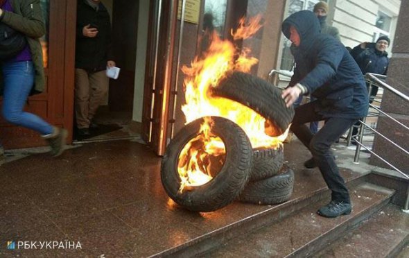 Підпалили шини під час суду у справі вбитого журналіста Олеся Бузини