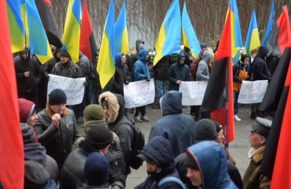 Громадські активісти пікетують будівлю АМКУ з вимогою припинити захист інтересів представників російського бізнесу