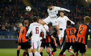 Захисник ”Роми” Костас Манолас завдає неточного удару по воротах ”Шахтаря”