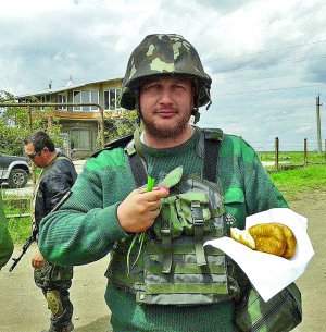 Петро Салама із селища Велика Новосілка на Донеччині два роки воював у батальйоні ”Донбас”. Демобілізувався ­2016-го, зайнявся волонтерством