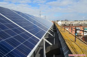 Сонячні батареї на даху багатоповерхівки.
