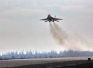 Винищувачі МіГ-29 та навчально-тренувальні літаки L-39 в небі над Миколаєвом проводять тренувальні польоти