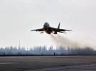 Истребители МиГ-29 и учебно-тренировочные самолеты L-39 в небе над Николаевом проводят тренировочные полеты