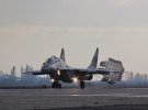 Винищувачі МіГ-29 та навчально-тренувальні літаки L-39 в небі над Миколаєвом проводять тренувальні польоти