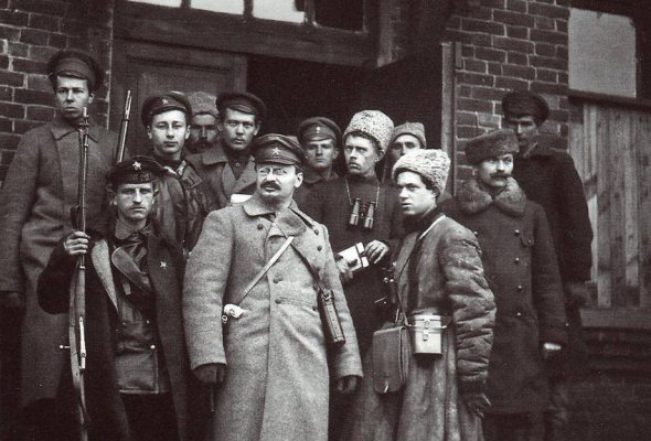 Лев Троцкий вместе с красноармейцами