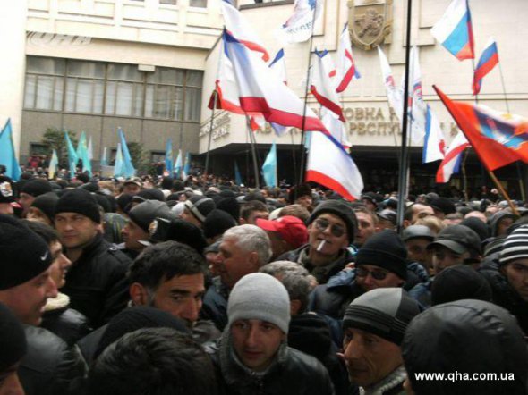 26 февраля 2014 возле Верховной Рады Крыма прошло сразу два митинга