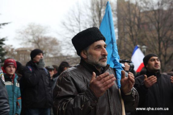 26 февраля 2014 возле Верховной Рады полуострова 12 тыс. Татар и проукраинских активистов вышли на митинг против аннексии Крыма
