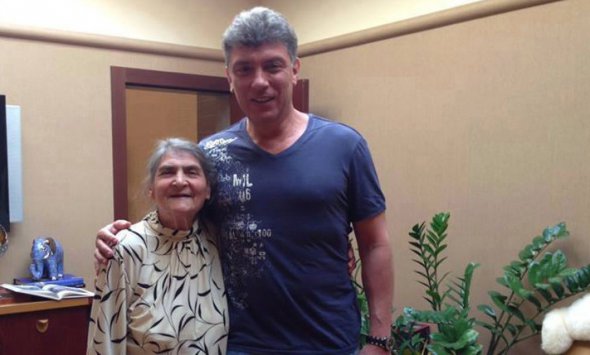 Борис Нємцов із матір'ю Діною Ейдман