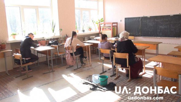 Діти з Опитного на Донеччині вчаться у школі з дірявим дахом та грибком