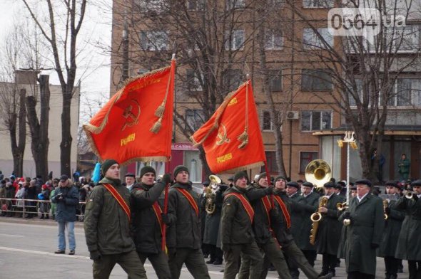 Нацгвардійці несли радянський прапор на відзначенні 74-ї річниці визволення Кривого Рогу від нацистів