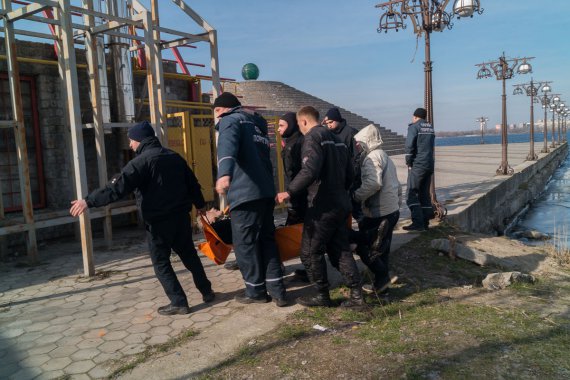 Чоловік стрибнув з пішохідного мосту