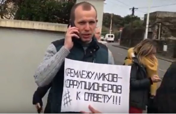 Активисты принесли антипутинские плакаты