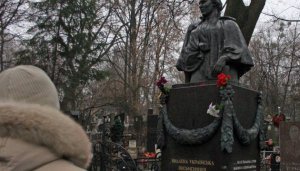 Грабіжники викрали бронзові фрагменти з пам'ятника Лесі Українки. Фото: Facebook