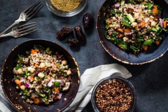 Салат з гречкою та фініками