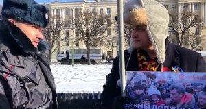 У Росії під час пам'ятної ходи в честь Нємцова затримали активіста, який ніс прапор України. Фото: "Дождь"