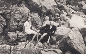 Дорос Делевинь и Уинстон Черчилль изображены на пляже у виллы Шато-де-Оризон на юге Франции в середине 1930-х годов.