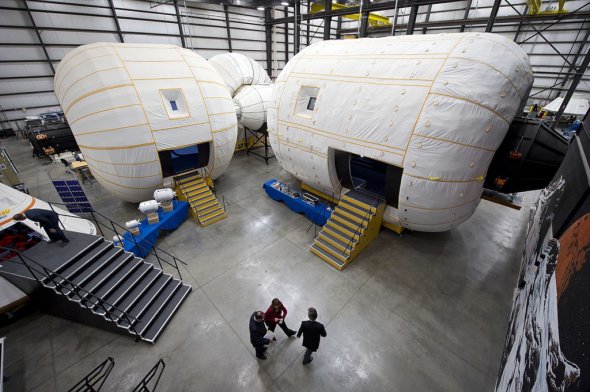 Готельний магнат Роберт Бігелоу намір відкрити готель у космосі до 2021 року. Фото: Travel and Leisure