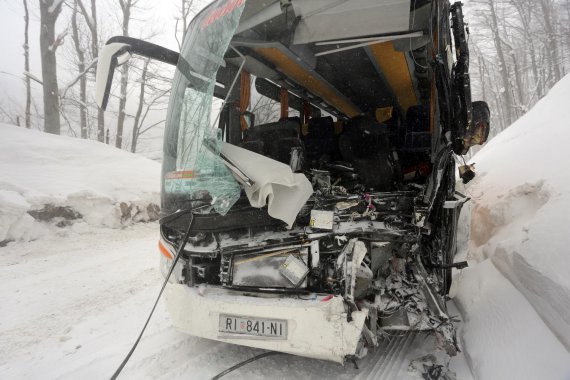 14 человек тяжело травмированы в результате лобового столкновения автобуса и грузовика на севере Хорватии