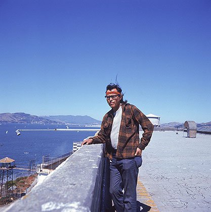 Американський індіанець на даху в'язниці Алькатрас в 1971 році, коли в'язниця була захоплена індіанцями