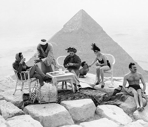 Група туристів загоряє на вершині Великих пірамід в Гізі