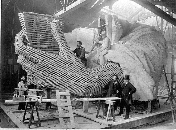 Ліву руку статуї Свободи збирають в Парижі взимку 1882 року