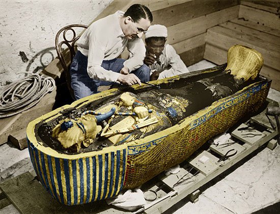 Археолог Говард Картер вивчає золотий саркофаг Тутанхамона після розтину його гробниці в 1923 році