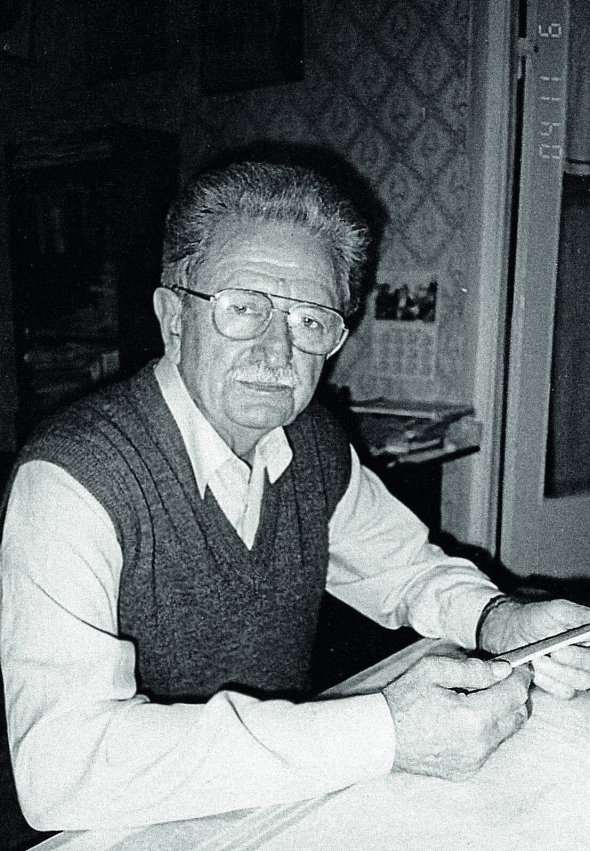 Михайло ГОРИНЬ (1930–2013). Політв’язень, був народним депутатом України Народився 17 червня 1930 року у селі Кнісело Жидачівського району на Львівщині. Батько очолював місцевий відділ Організації українських націоналістів, пізніше – підпільник. Мати – домогосподарка. Закінчив Львівський університет. Працював учителем логіки, психології, української мови та літератури. Очолював школи в Дрогобицькому районі Львівщини. Завідував районним методичним кабінетом. Співпрацював із підпіллям ОУН: виготовляв і поширював листівки. 26 серпня 1965 року заарештований за ”антирадянську агітацію та пропаганду”. Дали шість років таборів суворого режиму. За пропаганду і розповсюдження ”самвидаву” серед в’язнів 18 липня 1967-го засудили до трьох років ув’язнення у Володимирській тюрмі. На волю вийшов 26 серпня 1971 року. Брав участь у підготовці основних документів Української Гельсінської групи. 3 грудня 1981-го арештований удруге. Засуджений до 10 років позбавлення волі в таборах особливого режиму і п’яти років заслання. Покарання відбував у таборі в селі Кучино Чусовського району Пермської області Росії. Звільнений 2 липня 1987 року. Із 1989-го працював у Києві, в оргкомітеті ”Народного руху України за перебудову”. Очолював його секретаріат, політичну раду і був співголовою НРУ. Ініціатор ідеї ”живого ланцюга Соборності” зі Львова до Києва 22 січня 1990 року. Був депутатом Верховної Ради першого скликання. Помер від інфаркту 13 січня 2013-го. Похований у Львові