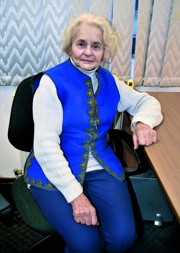 Ольга ГОРИНЬ, 87 років, колишній політв’язень, майстриня народно-декоративного мистецтва. Народилася 15 жовтня 1930-го у селі Цетуля Яворівського району на Львівщині. Батько організував читальню ”Просвіта”, мати була домогосподаркою. Має двох братів. Богдану Мацелюху 85 років, Ярославу – 75 років. Вступила на факультет української філології Львівського університету. Брала участь у підпільній боротьбі ОУН–УПА. Писала листи, статті, вірші, що викривали злочинну політику керівництва Радянського Союзу на Галичині. Тиражувала й поширювала підпільну літературу самвидаву. 1952-го засуджена до 25 років таборів суворого режиму та п’яти років – позбавлення громадянських прав. Покарання відбувала в місті Інті, Республіка Комі, і в заполярному селищі Абезь. 1956 року достроково вийшла на волю. Закінчила Львівський університет. Працювала в його науковій бібліотеці. Чотири роки була художнім керівником львівського Будинку вчителя. Працювала вчителем початкових класів. Підробляла у художньому салоні. Брала участь в акціях проти порушення громадянських прав, боролася за легалізацію Української автокефальної православної церкви та Української греко-католицької церкви. 1991-го очолила Українську християнську партію жінок. 50 років прожила у шлюбі з Михайлом Горинем. Доньці Оксані зараз 53 роки, синові Тарасу – 45. Має двох онуків. Любить вишивати. Із 1966-го бере участь у виставках. У Києві свій доробок показувала 2004 року