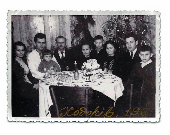 Родина Михайла Гориня зібралася на Святвечір 1967 року в Ходорові на Львівщині. У центрі – його батьки Микола Михайлович і Стефанія Данилівна. Ліворуч сидить дружина Ольга, їхню доньку Оксану тримає на руках наймолодший брат Михайла – Микола Горинь. Праворуч – материна сестра Марія з чоловіком і синами